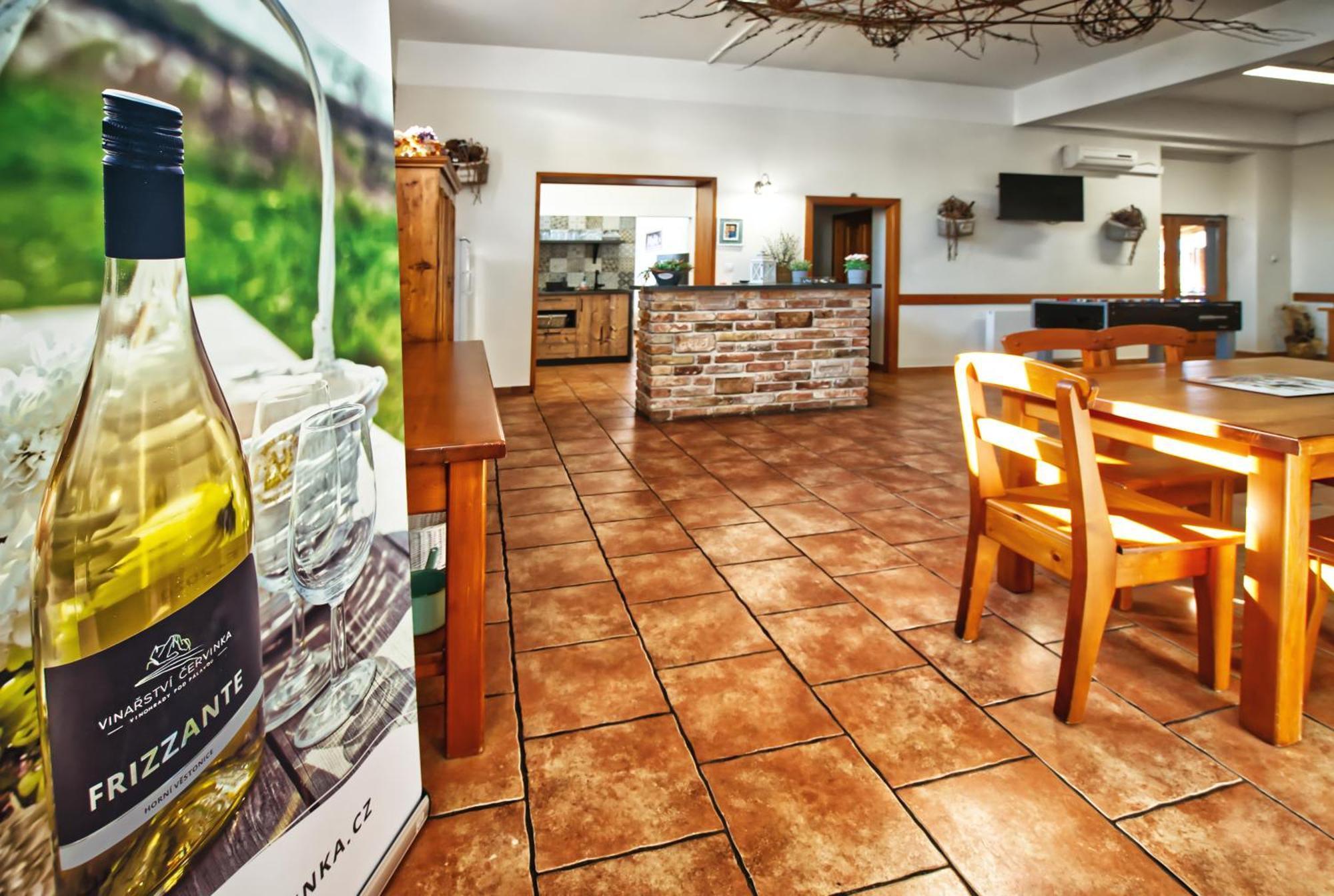 Penzion Vinarstvi Cervinka Horni Vestonice Exterior foto